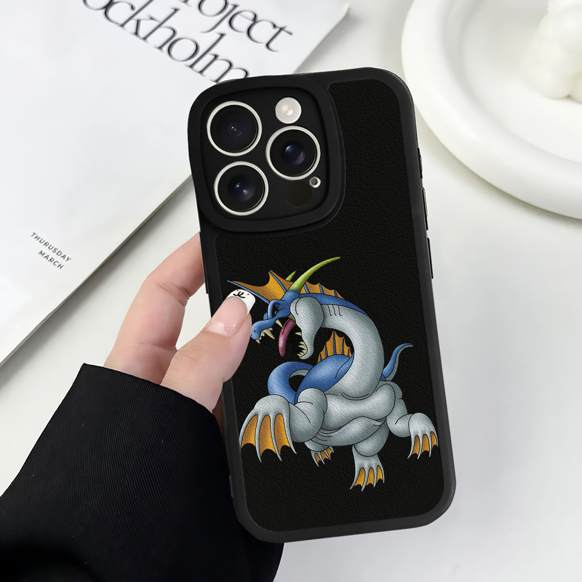 （画像用） ドラゴンクエスト Doragon Kuesuto Dragon Quest 【iPhone 16シリーズ対応】シリコンスマホケース（レザー調） 材質：シリコン